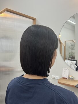 コットバイ ラヴェスト(Cott by lovest) ツヤ感が映える切りっぱなしボブ