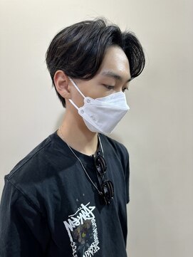 レーヴス(REVES) 前下がりセンターパート　ニュアンスカール