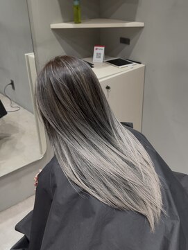 ホワイトシルバーバレイヤージュレイヤーカット