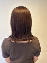 地肌に染みない、痛まない。低刺激薬剤と残留物質デトックスで、デリケートな大人の頭皮を保護。