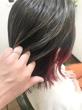 ヒッピーヘアー(Hippie Hair) ハイライト入りマットグレージュ+インナーピンク