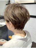 白髪を魅せるブロンドハイライトカラー