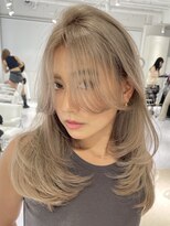 ヨロ 上野(YOLO)&nbsp;ハイライトカラーミルクティーベージュレイヤーカット