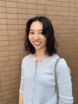ヨイ(Yoi) 大きめカールのミディアムパーマヘア