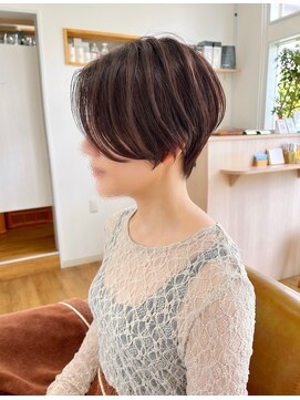 コムヘアー(COM HAIR) ショートヘア。モーブブラウン。