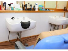 キュア(Hair salon Cure)の雰囲気（シャンプー台までの移動不要でゆっくりできちゃう♪）