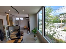 解放感ある落ち着いた店内