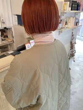 ツイギー 伊賀上ビル店(TWiGGY) オレンジカラーなミニボブ。サイドショット。