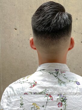 レフ(LEF) 【オダオススメ！】サイドパートハイフェードスキン