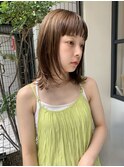 夏トレンドミディアムレイヤーブリーチなしベージュカラー20代