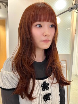 ナヌーク ダイカンヤマ(nanuk daikanyama) レイヤーカットぱっつん前髪オレンジカラーロングパーマ顔まわり