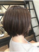 ひし形シルエットの前下がりボブ