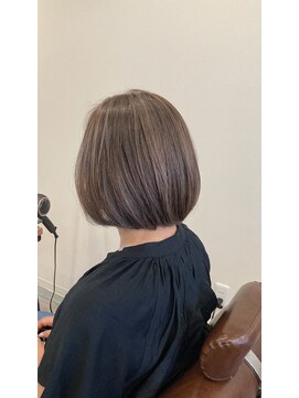 フラックス(FLAX) 【白髪ぼかし】グレー系ボブ