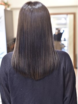 イリーブ(elieve) ダークトーンラベンダー色をいれて、艶感質感を