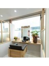 ≪個室空間≫で経験豊富なスタイリストがマンツーマンで施術を担当いたします。