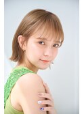 今季人気！シルキーベージュの切りっぱなしボブ