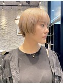 前下がりショート　ショートヘア  ハイトーンカラー