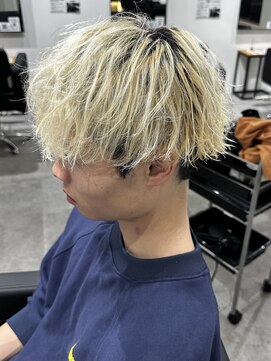 ヒュイル バイ ニアウ(Hwyl by Niau) メンズマッシュパーマニュアンスパーマスパイラルパーマ刈り上げ