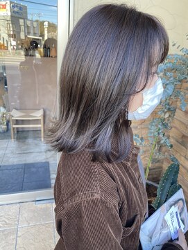 シー 岡崎(,SHE) マットグレーな外ハネロブ