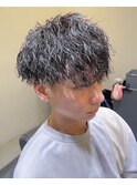 黒髪無造作ツイストスパイラルパーマツーブロックマッシュ