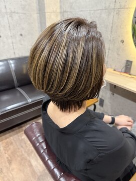 こんなところに美容室 ハイライト×ショート