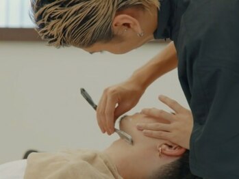 トウキョウ クラシック バーバー タウン(TOKYO CLASSIC BARBER TOWN)の写真/【美容室では未体験の心地よさ】プロのシェービングで感動の肌へ。デキる男の新習慣[バーバー/理容室]