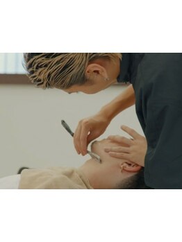 【美容室では未体験の心地よさ】プロのシェービングで感動の肌へ。デキる男の新習慣[バーバー/理容室]