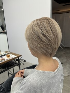 テラス トヨタ(Telasu Toyota) ショートレイヤーとブリーチなしの白髪ぼかしカラー◎