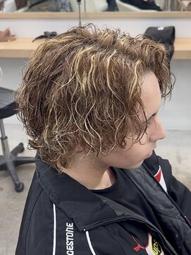 アイトーキョーリタ 渋谷(AI TOKYO Rita) ハイライトサーフカールテーパーフェードツイストシャドウパーマ