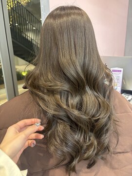 クム(kumu) 韓国/レイヤーカット/暗髪/オリーブ/赤味なし/透明感/髪質改善