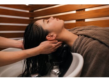 ロゴライフアットガーデン(logo life at garden)の写真/半個室で行うAujua使用のlogo流極上ヘッドスパ＊お客様のお好みに合わせた力加減が好評◎