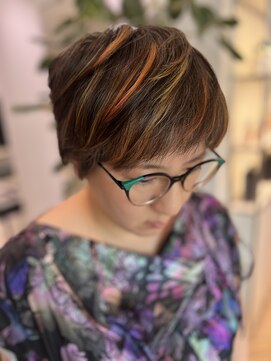 ステア ケース(stair case) アクセントカラーを使って白髪に集中する視線をそらそう！