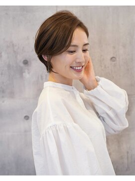 アイスバーグ(eyesburg) 大人可愛いレイヤーカットひし形透明感ワンカラーショートボブ