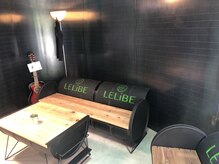 あえて「黒」を基調にした理由。非日常を演出し、髪の美しさを際立たせるための空間デザイン