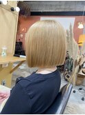 ケアブリーチぱつっとボブ切りっぱなし前下がりハイトーンボブ
