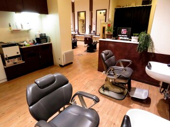 ヘアースタジオ モモ(Hair studio MoMo)の写真/【理容美容併設/駐車場完備】駐車場5台完備★男女問わず気軽に足を運んで貰えるサロンを目指します！