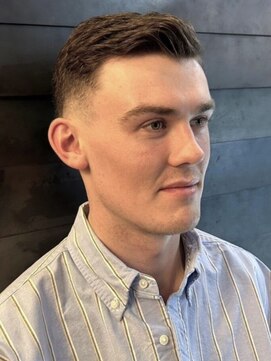 ディスイズバーバーセカンド(THIS IS BARBER 2nd) サイドパート フェードカット アップバング ビジネススタイル