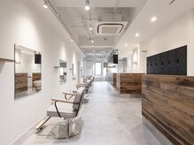 カルゥグラッシー(KALOU glassi)の雰囲気（白を基調とした明るい開放的な店内［センター北1分］）
