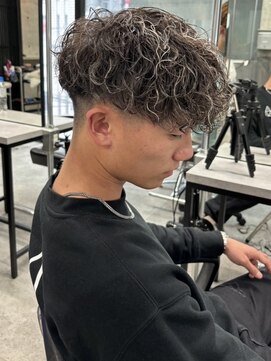 イーラ(era) 前下がりマッシュスペインカールホワイトメッシュ刈り上げ