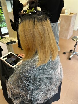 ヌエン 渋谷(NU/EN) ブリーチムラのインナーにホワイトブリーチ修正したブロンドヘア