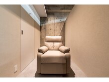 マイキーヘア 広島(MY KEY HAIR)の雰囲気（落ち着きのある個室リクライニングチェアでアイメニューも充実！）