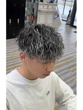 アフューズバイストゥー(Vfuse by StueW) メッシュ×ツイストスパイラル×スキンフェード