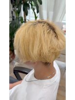 プシュケ(PSYCHE)&nbsp;ハイトーンカラーブリーチカラーセンターパートメンズカット