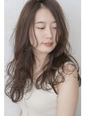 揺れる髪で色っぽエアリーカールロングヘア