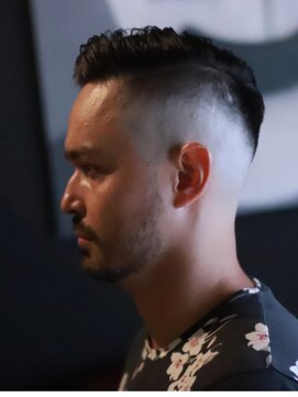 バーバーショップ レガロ(REGALO) サイドパート＋スキンフェード