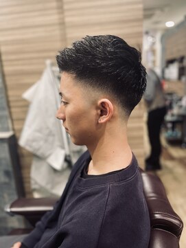 ゼロスバーバー(0's BARBER SHOP) フェードスキンフェード黒髪短髪テーパーフェード