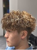 アッシュブラウン波巻きツーブロック刈り上げマッシュ
