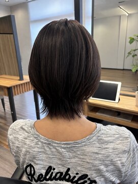 イロ バイ マグ(IRO by Mag) 大人くびれショートレイヤー 小顔カット