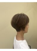 頭の丸みを綺麗に見せるショートヘア