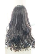 ネス(NESS) ブルーブラックなハイライトの入ったロングスタイル